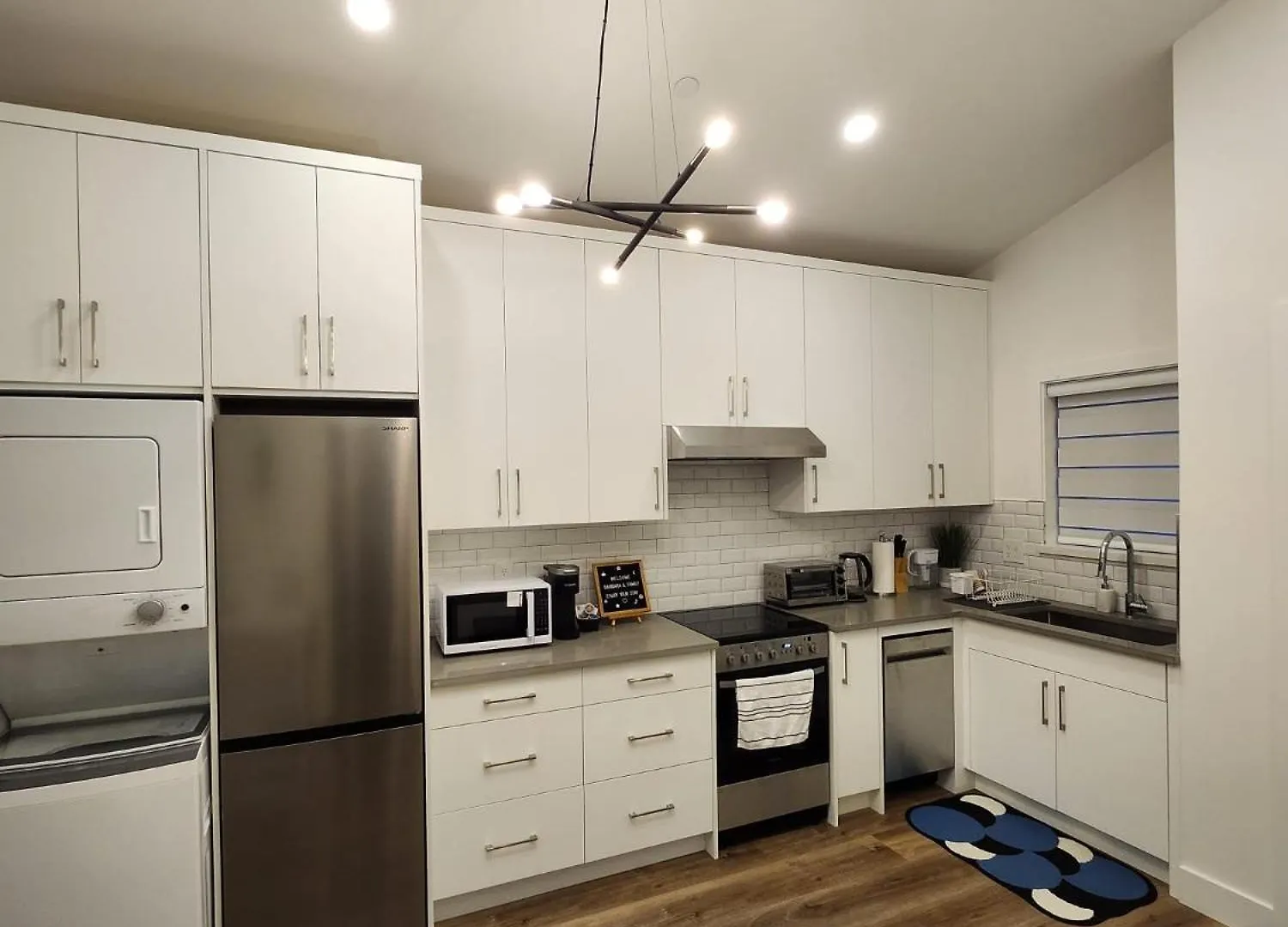 Central & Modern Whole House In Vancouver